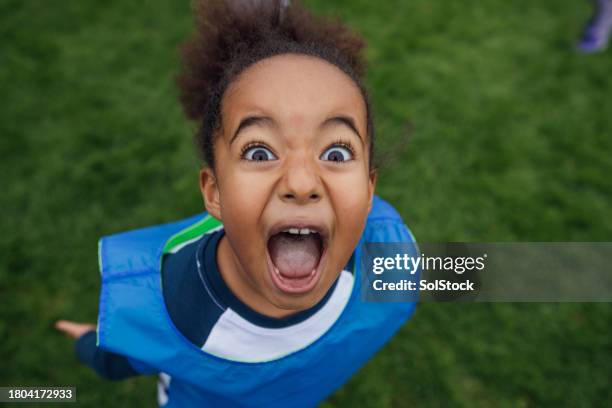 emoción del entrenamiento de fútbol - gritar fotografías e imágenes de stock