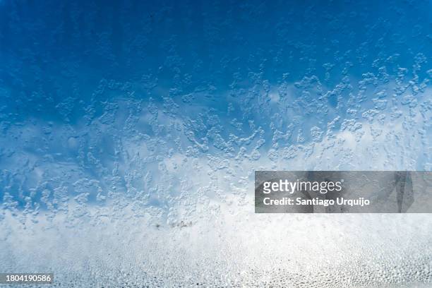 window covered with ice - glace texture imagens e fotografias de stock
