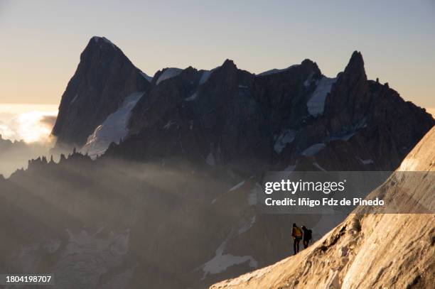 panoramic view from aiguille du midi, chamonix-mont-blanc, auvernia-ródano-alpes, haute-savoie, france. - aiguille de midi stock-fotos und bilder