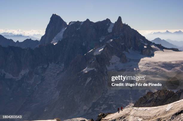 panoramic view from aiguille du midi, chamonix-mont-blanc, auvernia-ródano-alpes, haute-savoie, france. - aiguille de midi stock-fotos und bilder