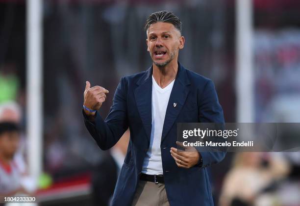 Martin Demichelis coach of River Plate gives instructions to his team players during a match between River Plate and Instituto as part of group A of...