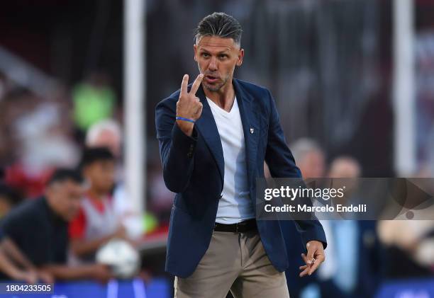 Martin Demichelis coach of River Plate gives instructions to his team players during a match between River Plate and Instituto as part of group A of...