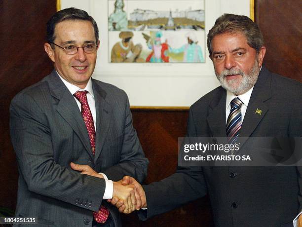 El presidente de Colombia Alvaro Uribe se saluda con su homólogo brasileño Luiz Inacio Lula da Silva tras una reunión mantenida en el marco de la...