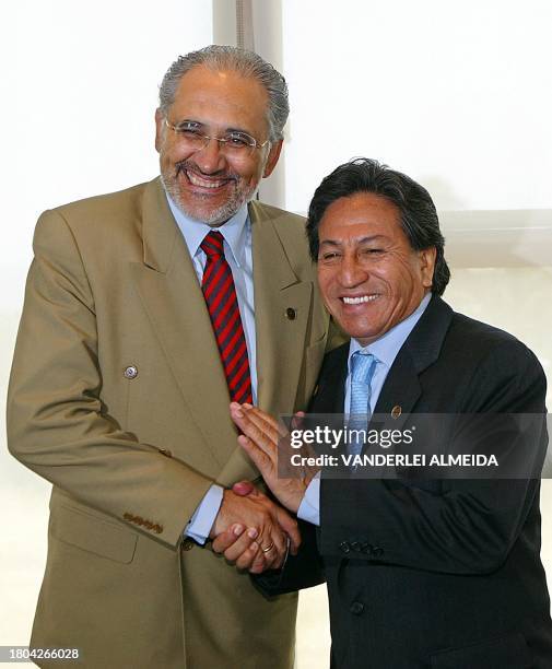 Los presidentes de Bolivia, Carlos Mesa y de Perú, Alejandro Toledo, se saludan luego de una reunión bilateral mantenida en el marco de la XVIII...