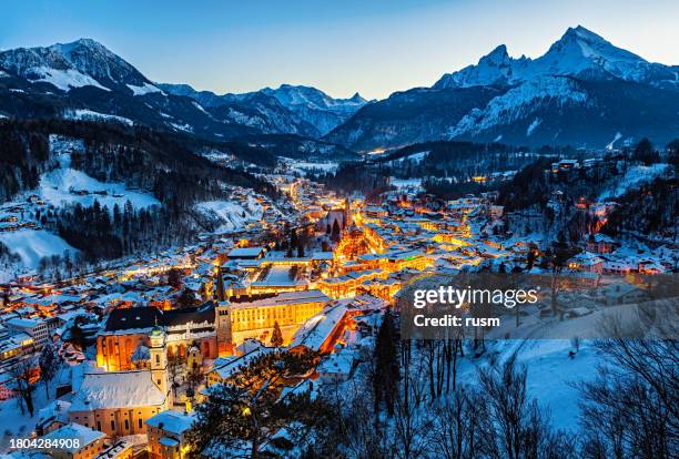 nächtliches winterpanorama der altstadt von berchtesgaden - thüringen landschaft stock-fotos und bilder