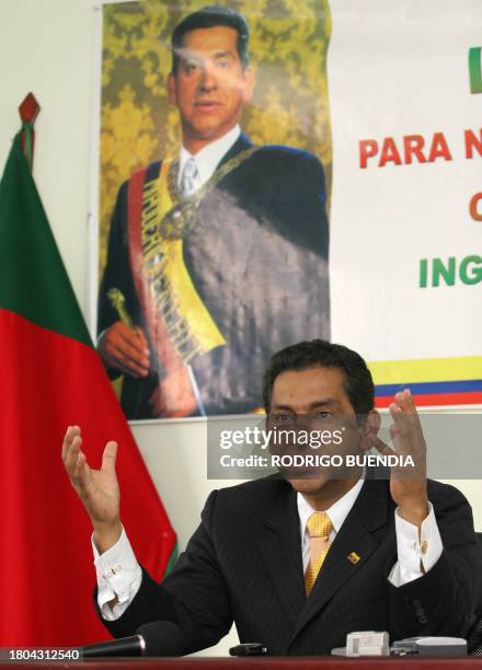 El ex-presidente de Ecuador Lucio Gutierrez da una rueda de prensa en la sede de su partido Sociedad Patriótica en Quito el 10 de marzo de 2006....