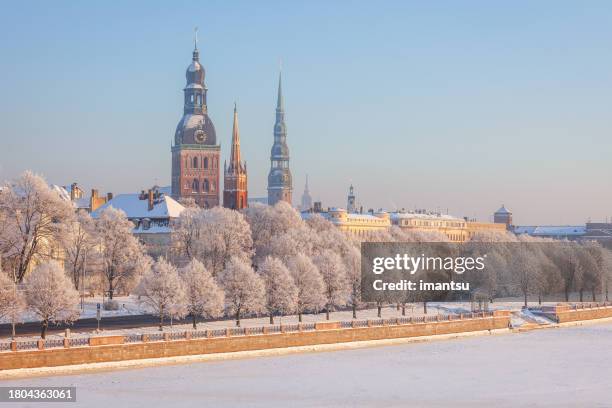winterliche skyline der lettischen hauptstadt riga altstadt - riga stock-fotos und bilder