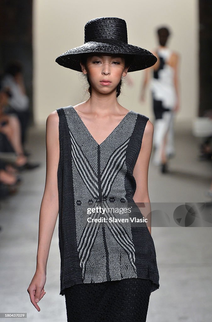 Voz - Runway - Mercedes-Benz Fashion Week Spring 2014