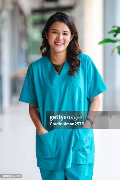 ciertos pasos: el viaje diario de una enfermera china en el cuidado de la salud - vestimenta de hospital fotografías e imágenes de stock