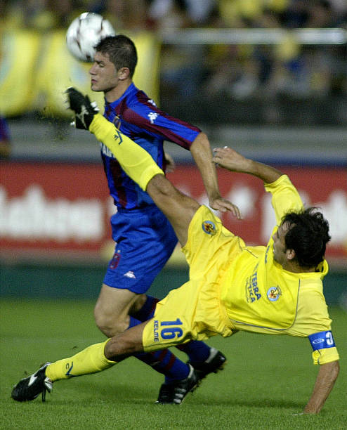 Villarreal's Quique Alvarez vies with Trabzonspor's Turk Mehmet Yilmaz during a UEFA cup match in Madrigal Stadium in Villarreal 24 September 2003.