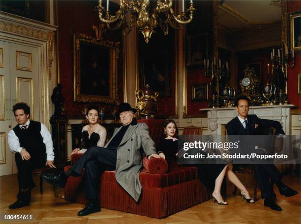 Cast members and director of the film 'Gosford Park', circa 2001. From left to right, Tom Hollander, Sophie Thompson, director Robert Altman , Kelly...