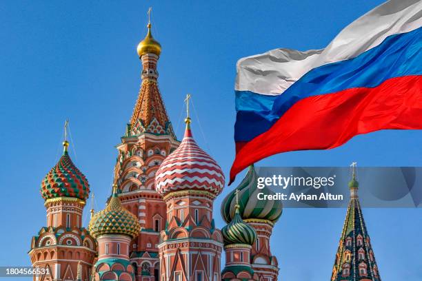 the national flag of the russian federation - catedral de são basílio imagens e fotografias de stock