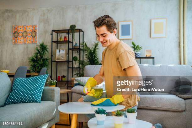 un homme nettoie son appartement - bon état photos et images de collection