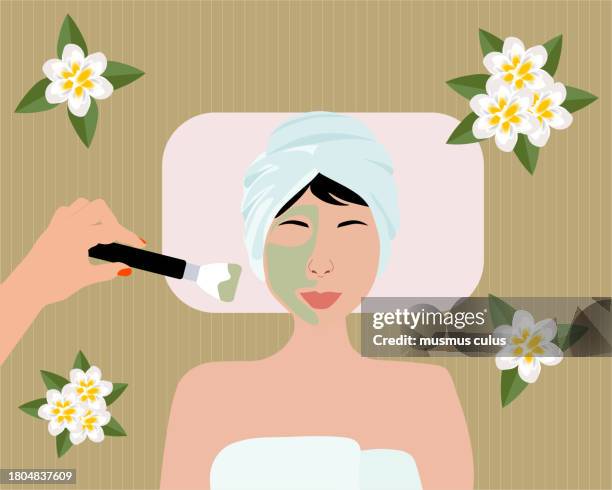 frau bekommt hautpflege, tonerdemaske, hautstraffende anwendung - anti aging stock-grafiken, -clipart, -cartoons und -symbole