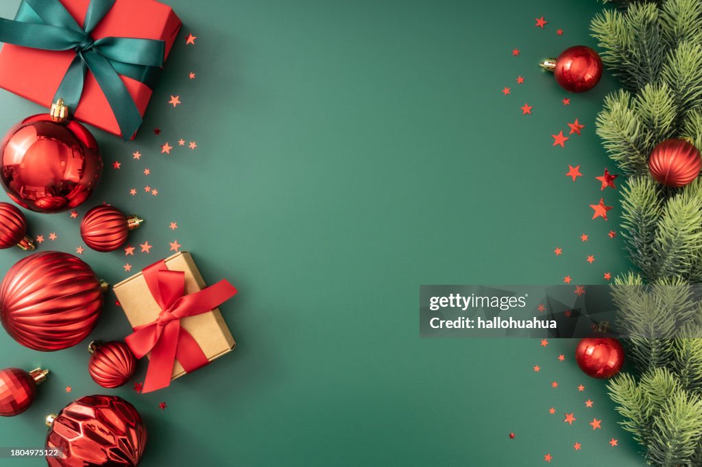 Grüner Weihnachtshintergrund mit Tannenzweigen und Dekorationen.