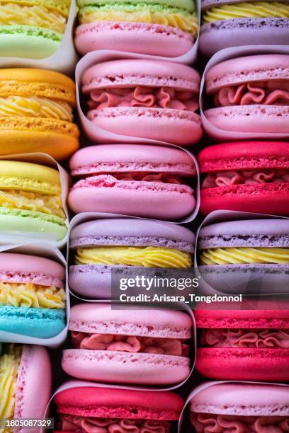 pile de macarons sucrés et colorés - macaron photos et images de collection