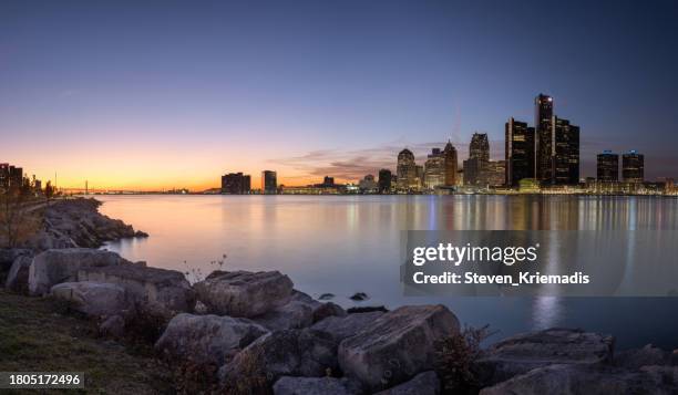 detroit, michigan - skyline al anochecer - río de detroit fotografías e imágenes de stock