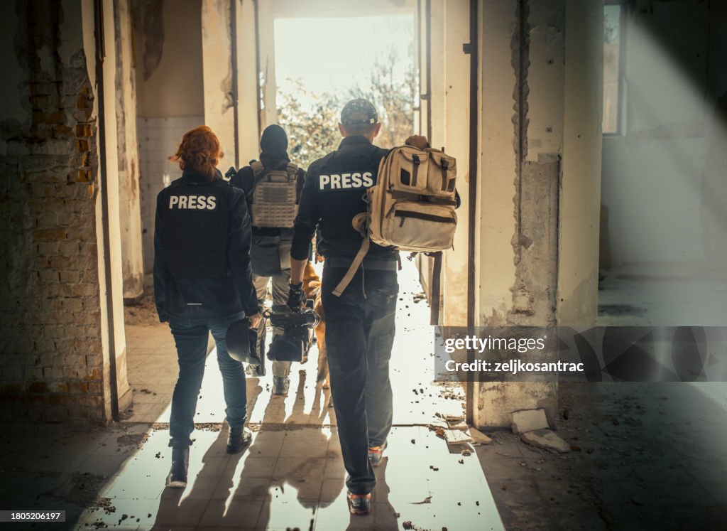 Los reporteros de guerra regresan a casa después de terminar la filmación