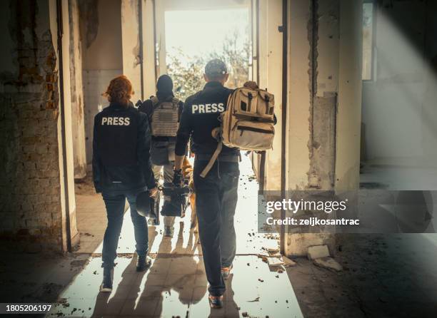war reporters return home after finishing filming - direct klaar camera stockfoto's en -beelden