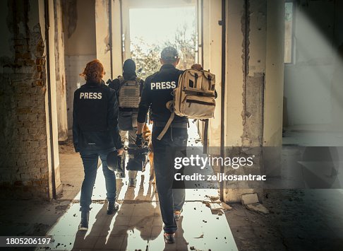 Repórteres de guerra voltam para casa depois de terminar as filmagens Repórteres de guerra voltam para casa depois de terminar as filmagens