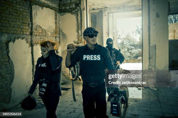 kriegsreporter kehren nach beendigung der dreharbeiten nach hause zurück - fernsehreporter stock-fotos und bilder