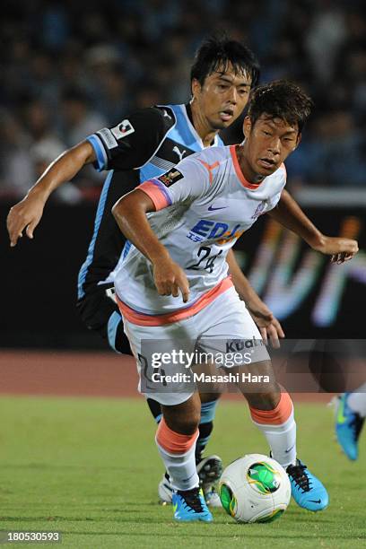 Gakuto Notsuda of Sanfrecce Hiroshima in action during the J.League match between Kawasaki Frontale and Sanfrecce Hiroshima at Todoroki Stadium on...