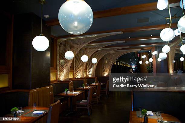globular fixtures in hotel restaurant - restaurante lujo fotografías e imágenes de stock