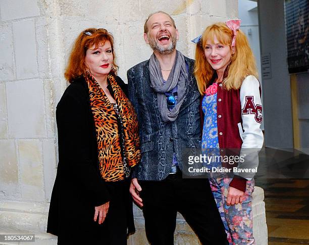 Catherine Jacob , Alain Bouzigues and Julie Depardieu pose during the photocall of 'La Famille Katz' at 15th Festival of TV Fiction on September 14,...