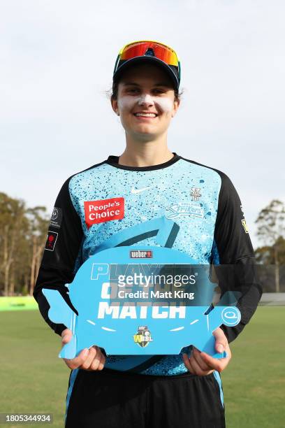 Laura Wolvaardt of the Strikers poses with the player of the match award after the WBBL match between Sydney Thunder and Adelaide Strikers at Cricket...
