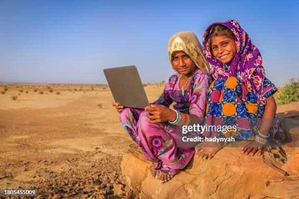 índio de cigana feliz meninas usando laptop, índia - países-em-desenvolvimento - fotografias e filmes do acervo