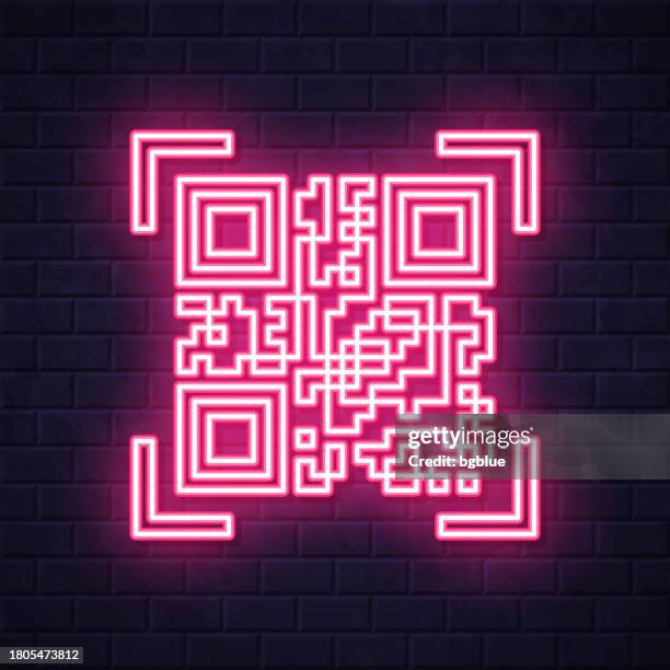 ilustraciones, imágenes clip art, dibujos animados e iconos de stock de escaneo de código qr. icono de neón brillante sobre fondo de pared de ladrillo - qr-code-scan-icon