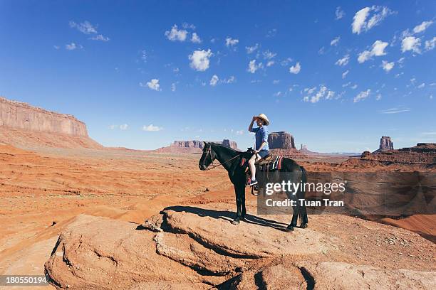 horsewoman atop john's ford point, monument valley - monument valley tribal park fotografías e imágenes de stock