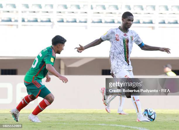 Ibrahim Diarra of Mali controls the ball under pressure from Luis Ortiz of Mexico during the FIFA U-17 World Cup Round of 16 match between Mali and...
