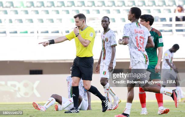 Match referee Gustavo Tejera gestures towards the penalty spot during the FIFA U-17 World Cup Round of 16 match between Mali and Mexico at Gelora...