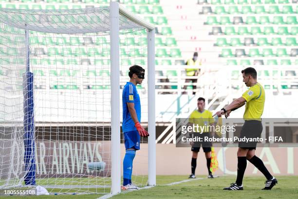Match referee Gustavo Tejera gestures towards the goal line during the FIFA U-17 World Cup Round of 16 match between Mali and Mexico at Gelora Bung...