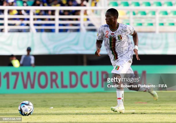Moussa Traore of Mali runs with the ball during the FIFA U-17 World Cup Round of 16 match between Mali and Mexico at Gelora Bung Tomo Stadium on...