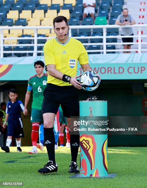 Referee Gustavo Tejera picks up the match ball as he walks out of the tunnel prior to the FIFA U-17 World Cup Round of 16 match between Mali and...