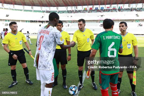 Ibrahim Diarra of Mali shakes hands with Referee Gustavo Tejera prior to the FIFA U-17 World Cup Round of 16 match between Mali and Mexico at Gelora...