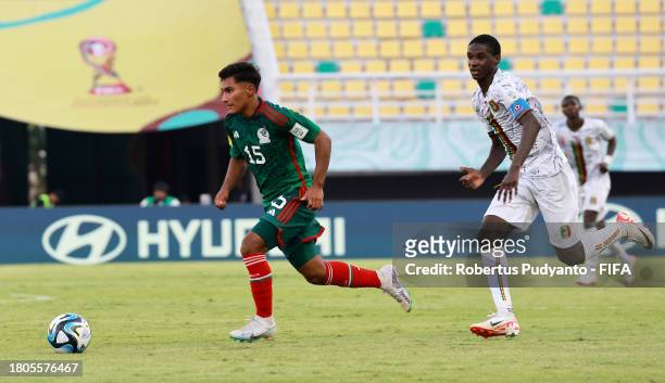 Luis Ortiz of Mexico runs with the ball whilst under pressure during the FIFA U-17 World Cup Round of 16 match between Mali and Mexico at Gelora Bung...