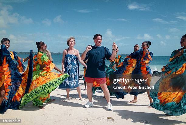 Elmar Wepper, Freundin und Lebensgefährtin;Anita Schlierf, Urlaub, Mauritius, Hotel;"Le Saint Geran", Strand, Sega, Tanz,;tanzen,