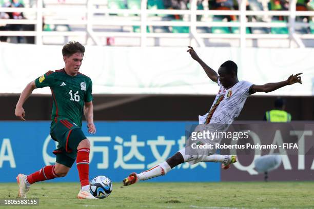 Daniel Vazquez of Mexico runs with the ball whilst under pressure during the FIFA U-17 World Cup Round of 16 match between Mali and Mexico at Gelora...