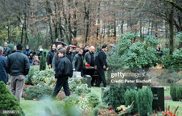 Ibo Beerdigung, Trauergäste,;Gladbeck-Rennfort ,;Friedhof Martin-Luther-Straße, Beerdigung,;Trauer, Trauerfeier, Trauergemeinde,;Beisetzung, Sarg,...