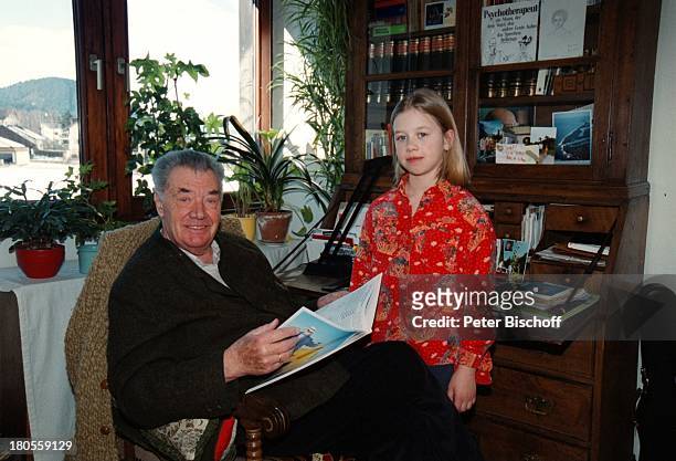 Gerhard Riedmann, Tochter Magdalena,;Homestory, Kematen/; sterreich,;Arbeitszimmer, Schreibtisch, Buch, lesen,;vorlesen,