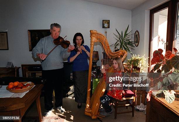 Gerhard Riedmann, Ehefrau Gertrud, Tochter;Magdalena, Homestory, Kematen/; sterreich,;Geige, Blockflöte, Harfe, Musik-Instrument,