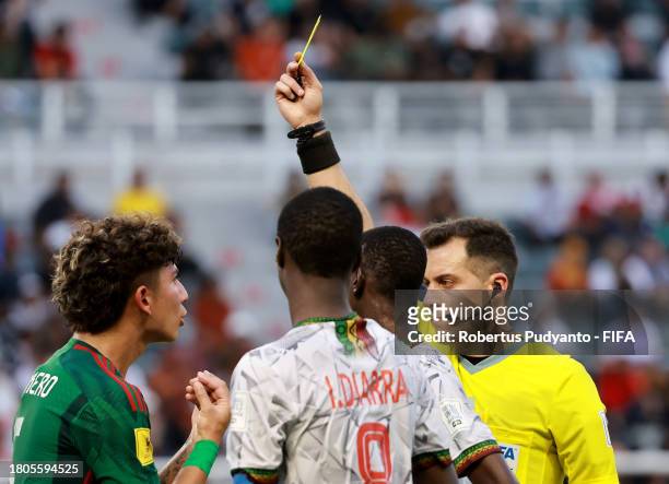 Match referee Gustavo Tejera shows a yellow card to Javen Romero of Mexico during the FIFA U-17 World Cup Round of 16 match between Mali and Mexico...