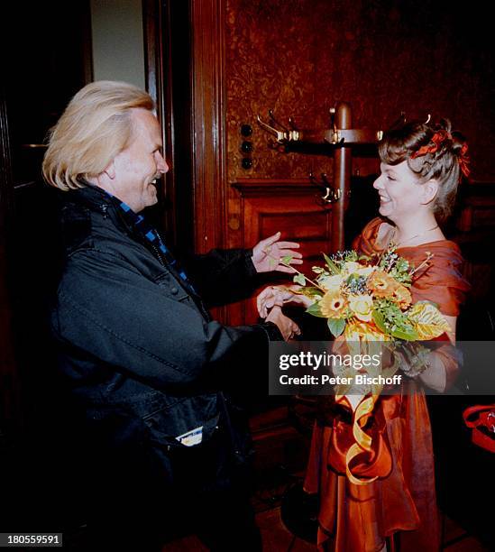 Frank Zander, Schwiegertochter Elgin;Angela Zander, Hochzeit,;Berlin, Deutschland, Europa-Charlottenburg, Standesamt, Braut,;Brautkleid, Blumen,...