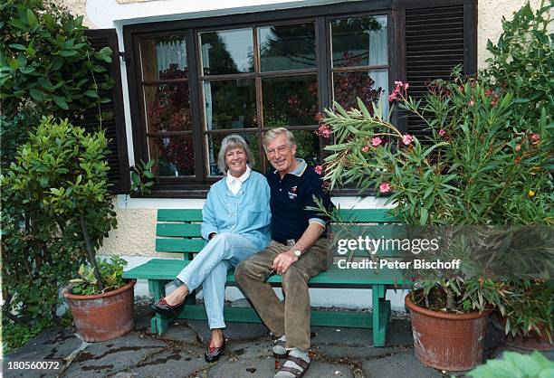 Siegfried Rauch, Ehefrau Karin Rauch, Homestory, Vorfreude auf Sydney-Dreharbeiten, Oberbayern, Garten, Olympia-T-Shirt, Hemd, Frau, Umarmung,...