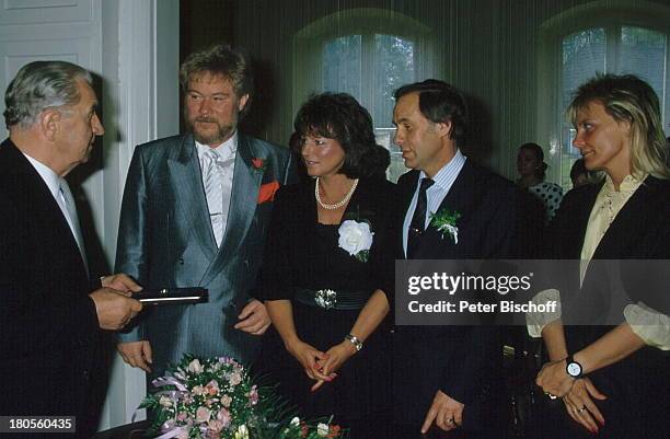 Peter Petrel , Ehefrau Isis Wolske , Hochzeit von Uschi Nerke und Günther Petersen , Standesbeamter, bei Hamburg, Blumen, , Moderatorin, Sänger,...