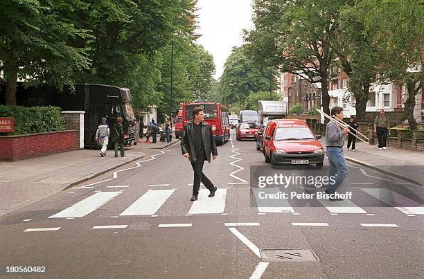 Andre Holst, Chris Dean, Stadtbummel,;London, England / Großbritannien, "Abbey-Road"-Zebrastreifen, Bäume,;Autos,