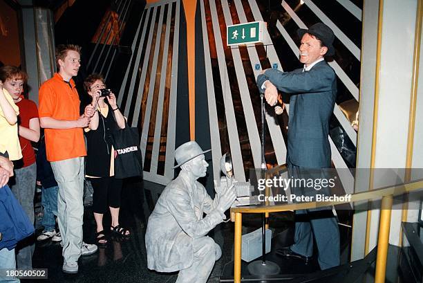 Frank Sinatra, "Madame Tussaud's",;Wachsfiguren-Kabinett, London, England, Großbritannien, Mikrofon,